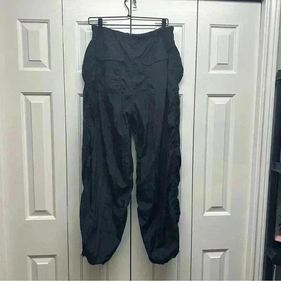 ARITZIA TNA Aviator Parachute pants size M - Picture 7 of 15